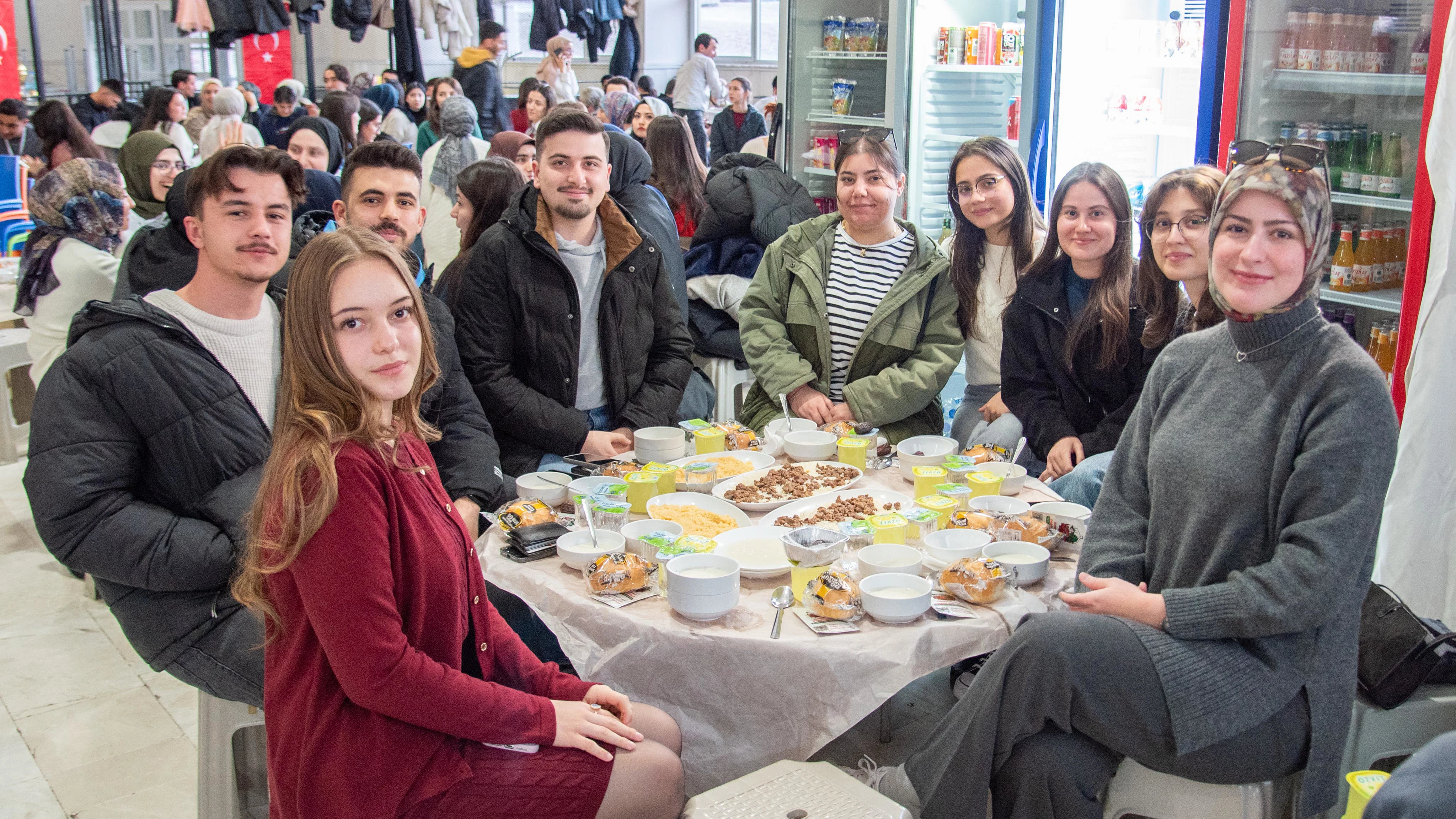 Selçuk Üniversitesi Fen Fakültesinde öğrenciler iftar programında buluştu